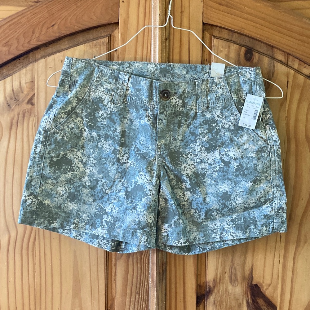 Women Maurice’s cream green flowers flat front chino shorts size 1/2 - NWT